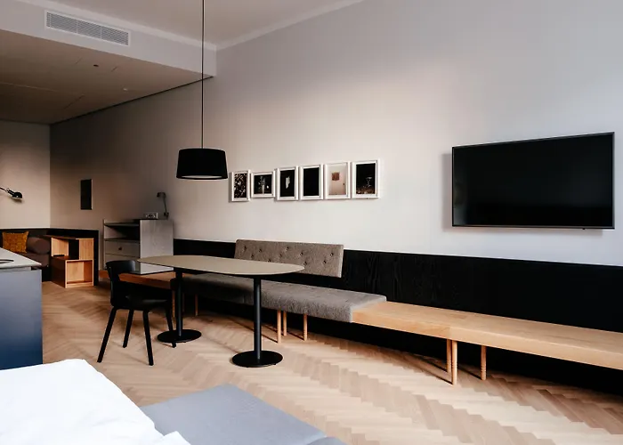 Melter & - A Neighborhood 4*